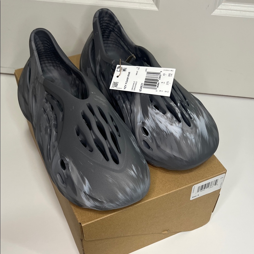Yeezy Foam Runner Grey “Alien”